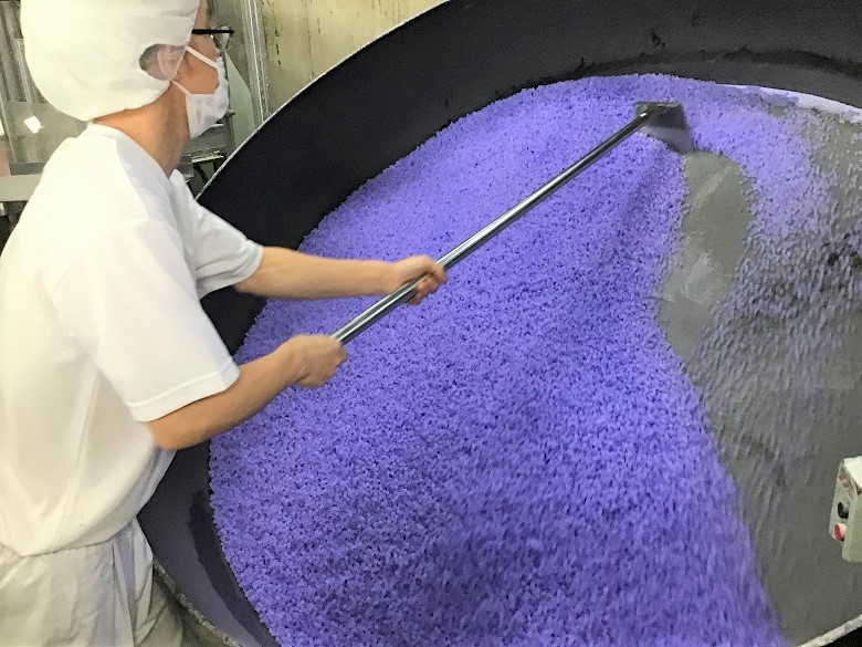 釜で金平糖を混ぜる　紫